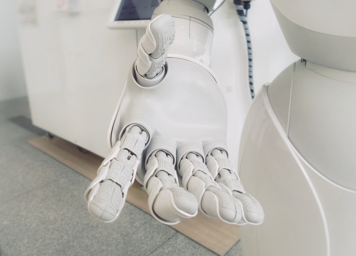 intelligenza artificiale in sanità: mano di un robot