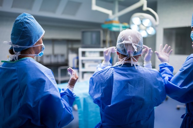 aspettativa di vita post covid: ospedale, medici in sala operatoria